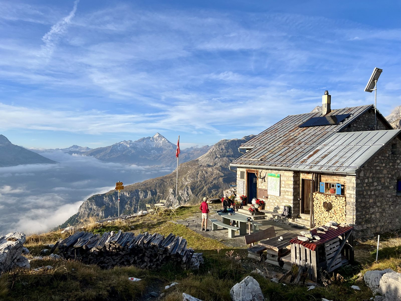 Berghütte über dem Nebelmeer